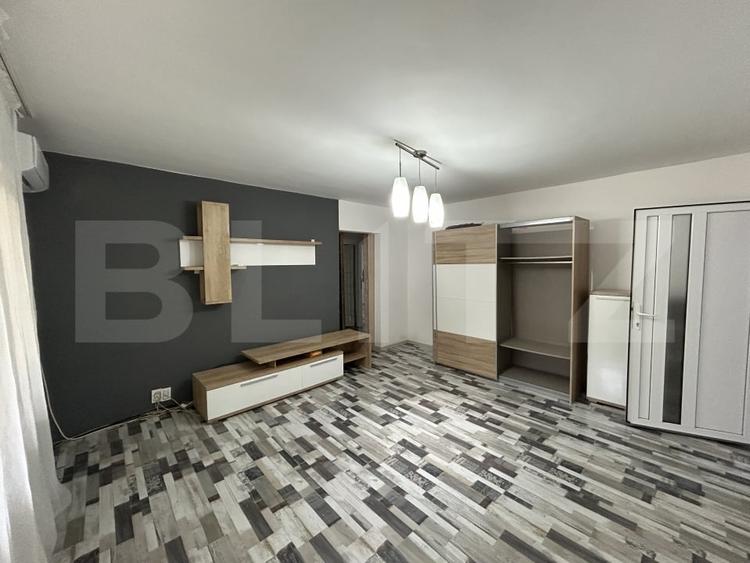 Apartament cu 2 camere semidecomandat, mobilat în Carei