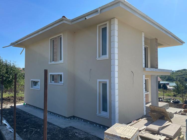 Casă cu 4 camere cu Teren 450 Mp în Valea Adâncă