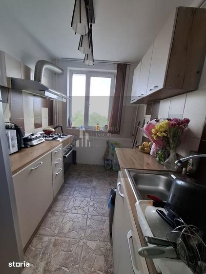 Apartament cu 3 camere semidecomandat, mobilat în Rahova
