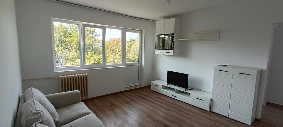 Apartament cu 3 camere semidecomandat, mobilat în Nord