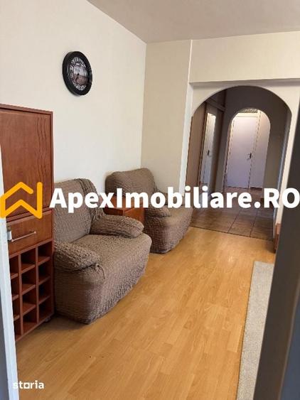 Apartament cu 3 camere semidecomandat în Tineretului
