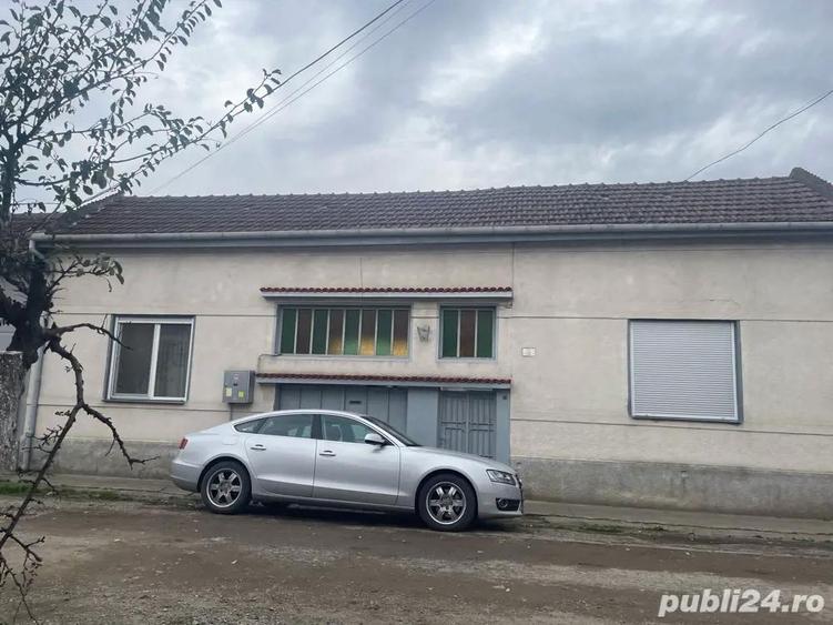 Vand casa caramida , zona linistita , str. Rodnei - 20