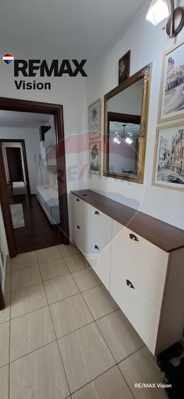 Apartament cu 3 camere semidecomandat în Rovine