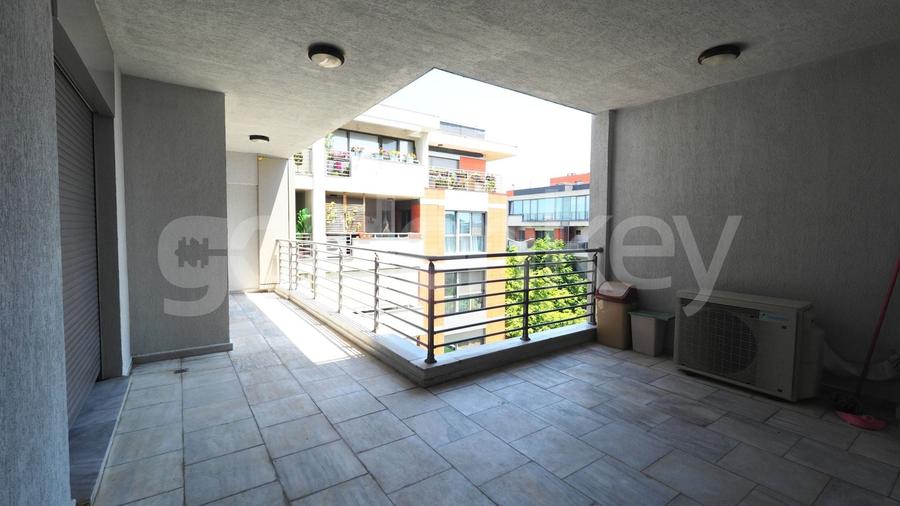 Apartament cu 4 camere semidecomandat în Băneasa