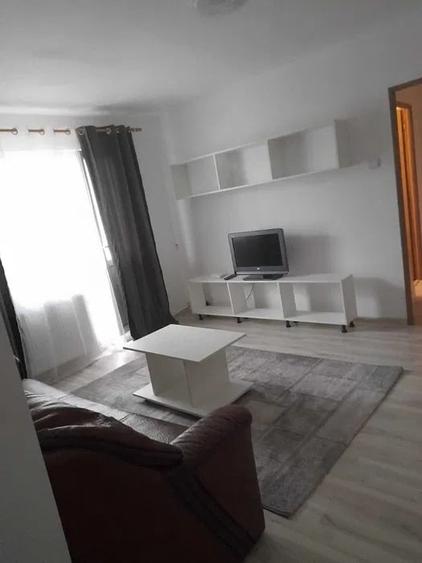 Apartament cu 2 camere semidecomandat, mobilat în Podul de Piatră