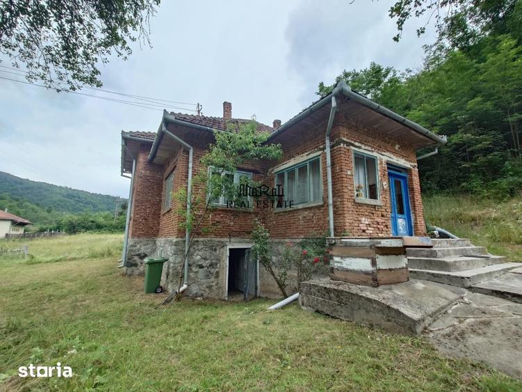 Casă cu 4 camere cu Teren 9563 Mp în Dumbrava
