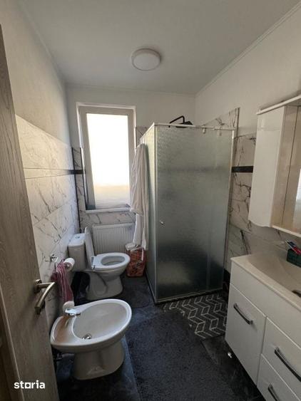 Casă cu 7 camere cu Teren 670 Mp în Recea