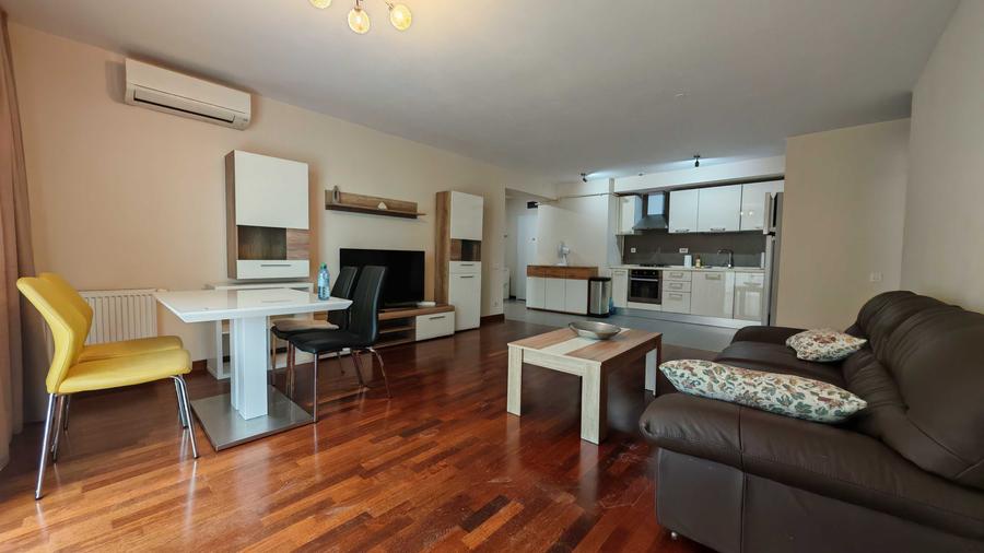 Apartament cu 3 camere semidecomandat în Exterior Vest