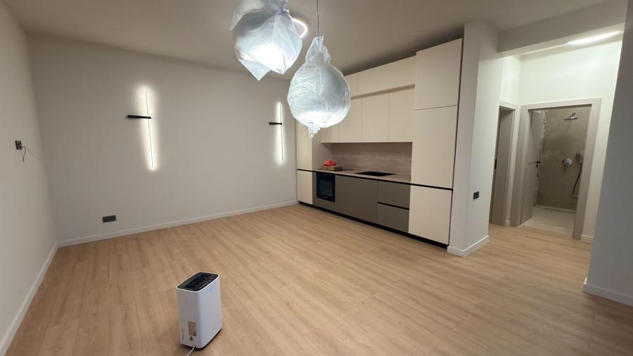 Casă cu 4 camere cu Teren 300 Mp în Broscărie