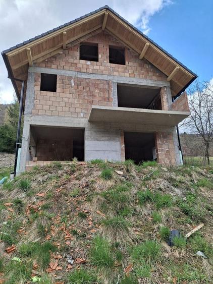 Casă individuală cu 5 camere cu Canalizare în Vest