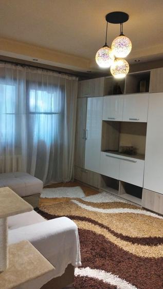 Apartament cu 3 camere semidecomandat, mobilat în Lipovei