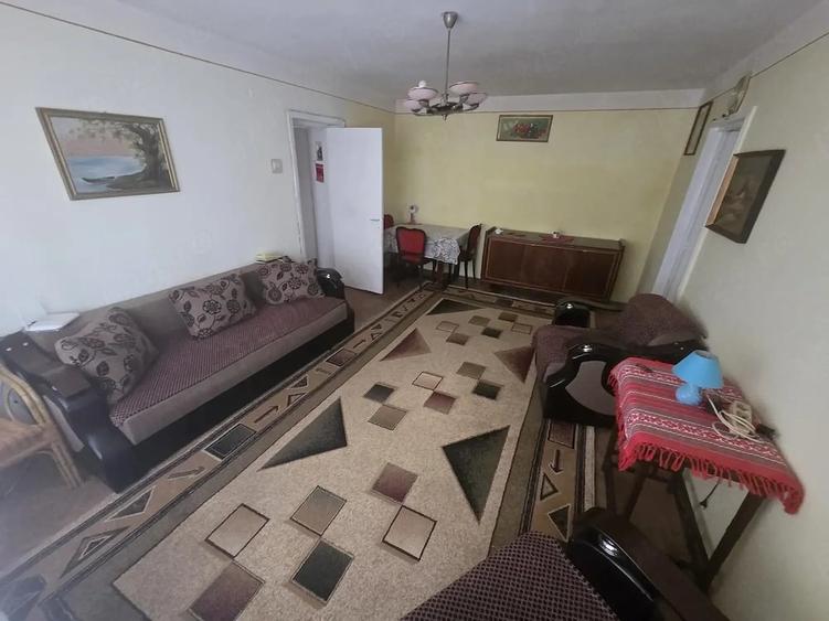 Apartament cu 3 camere semidecomandat, mobilat în Central