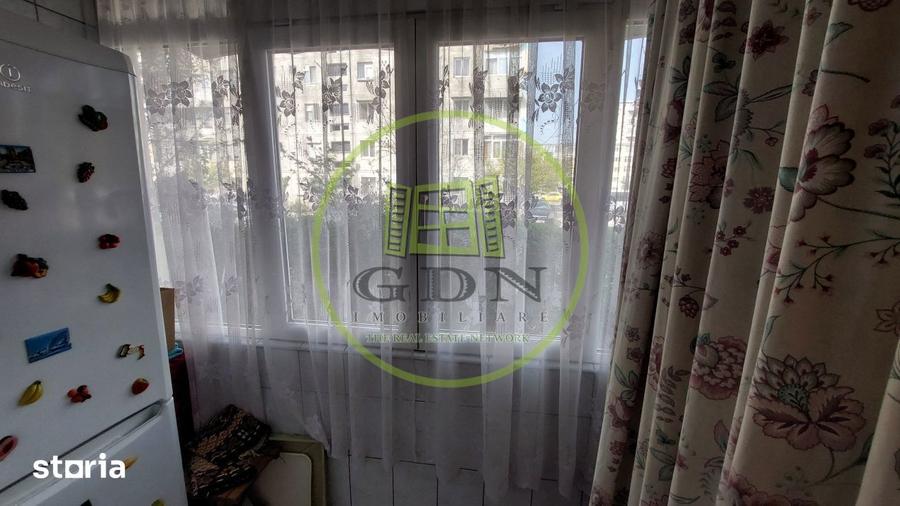 Apartament cu 3 camere semidecomandat, mobilat în Craiovița Nouă