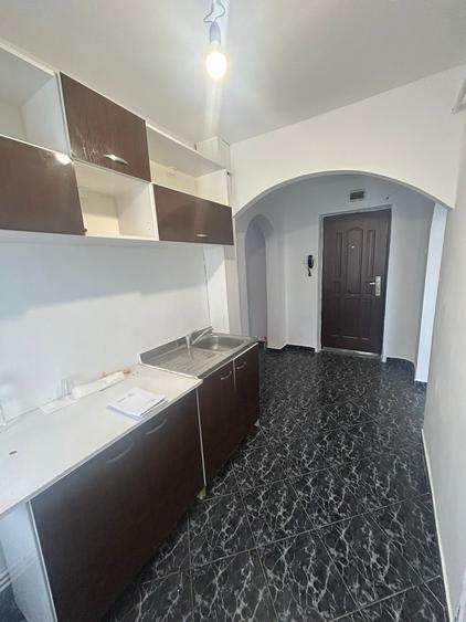 Apartament cu 3 camere semidecomandat în Sud