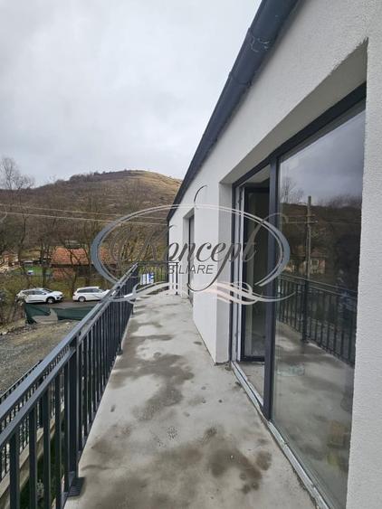 Casă individuală cu 4 camere cu Canalizare în Tăuți