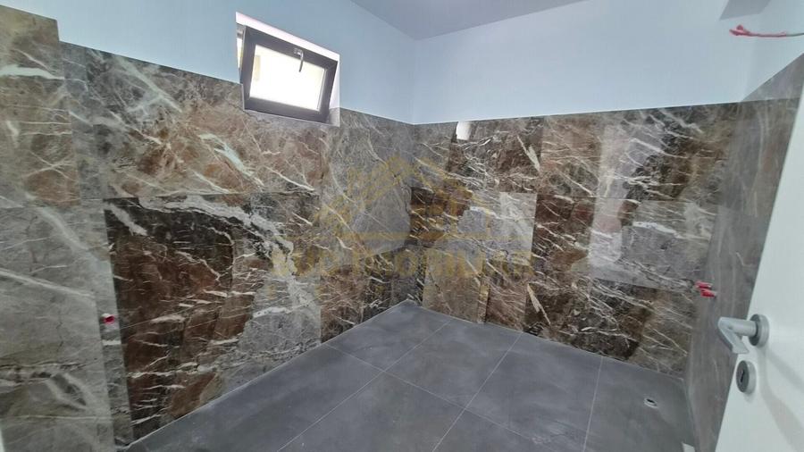 Duplex cu 7 camere cu Canalizare în Central
