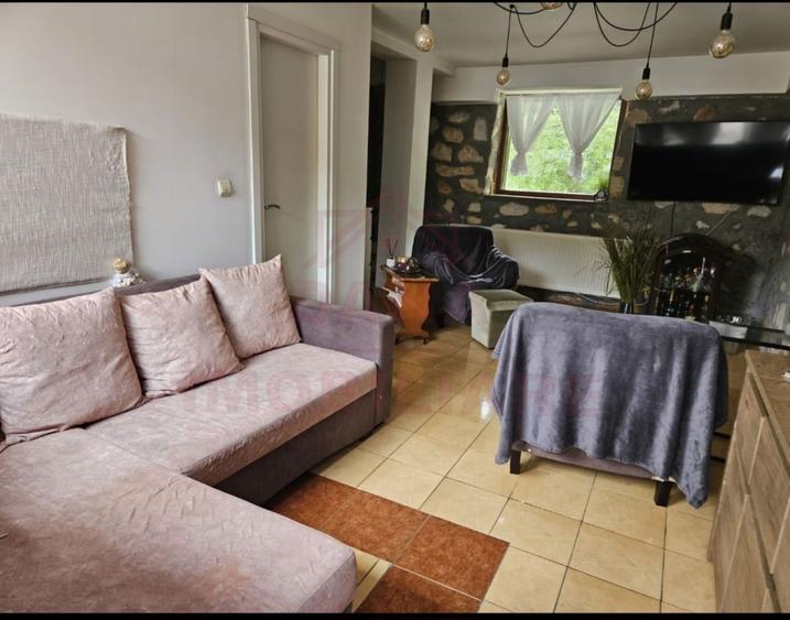 Casă individuală cu 6 camere cu Canalizare în Poiana Mărului