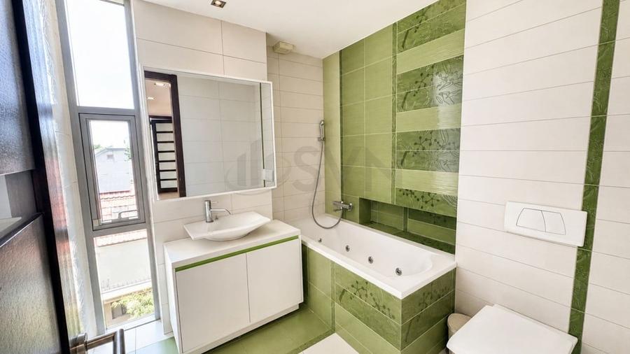 Apartament cu 4 camere decomandat în Băneasa