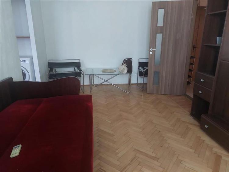Apartament cu 3 camere semidecomandat, mobilat în Central