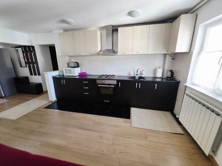 Apartament cu 3 camere decomandat, mobilat în Central