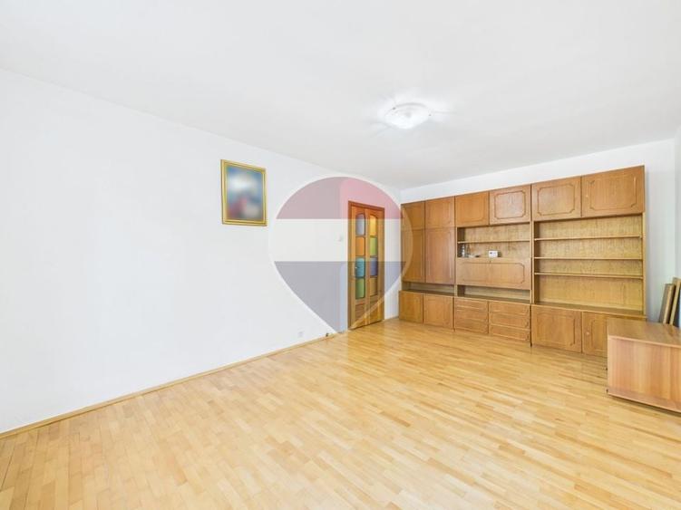 Apartament cu 3 camere decomandat, mobilat în Titan