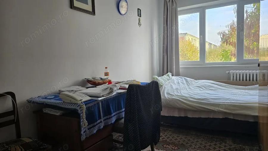 Apartament cu 3 camere semidecomandat în Zamfirescu