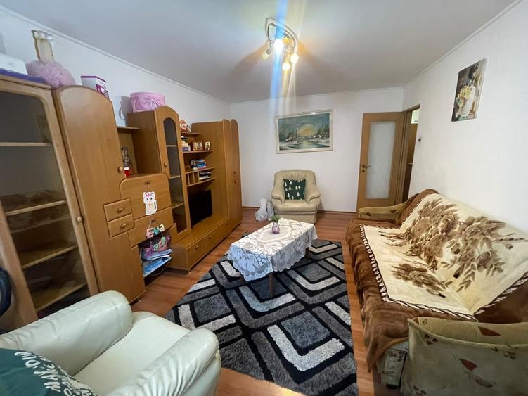Apartament cu 3 camere decomandat în Canta