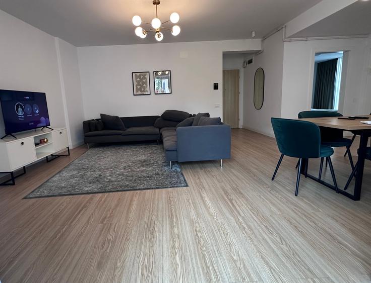 Apartament cu 4 camere decomandat, mobilat în P-ța Unirii