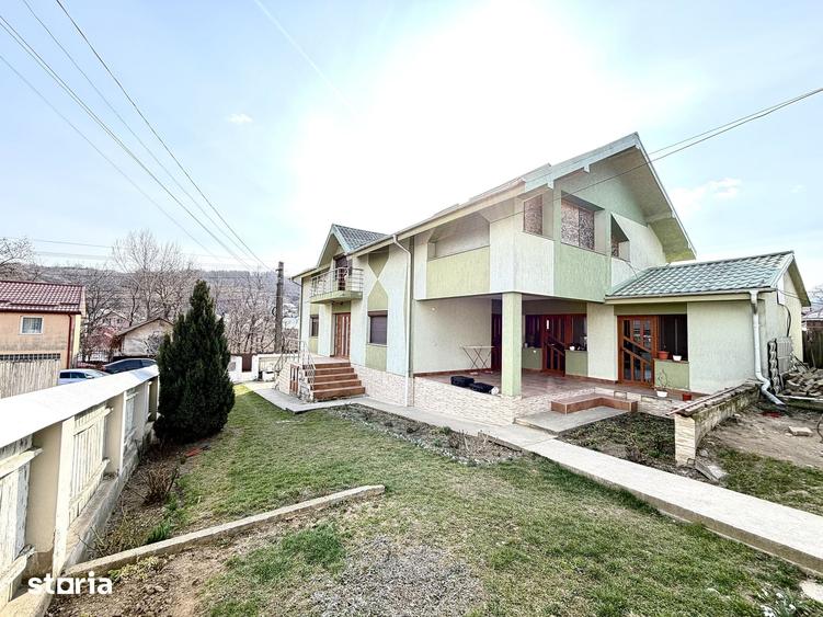 Casă cu 5 camere cu Teren 700 Mp în Sascut