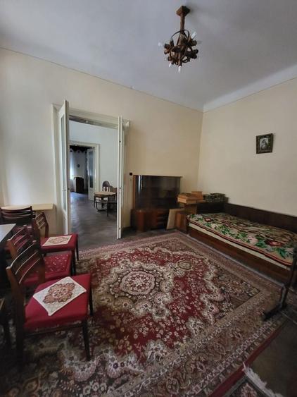 Casă individuală cu 6 camere cu Teren 489 Mp în Central