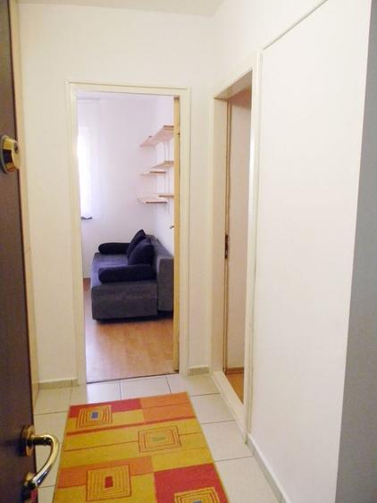 Apartament cu 3 camere semidecomandat, mobilat în Tractorul