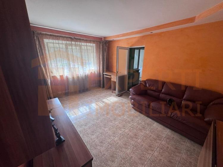 Apartament cu 3 camere semidecomandat, mobilat în Casa de Cultură