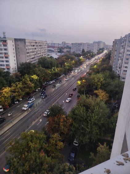 Apartament cu 4 camere semidecomandat în Teiul Doamnei