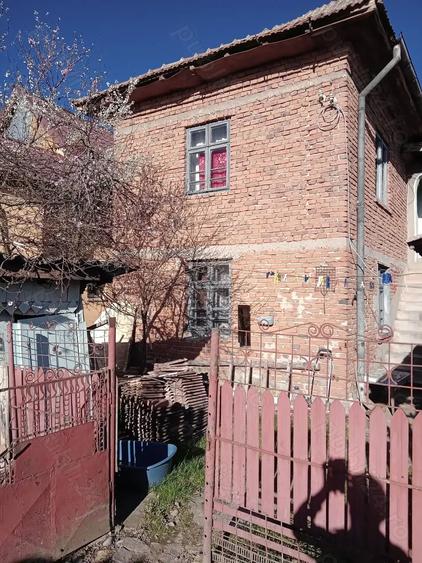 Casă cu 6 camere cu Teren 300 Mp în Central