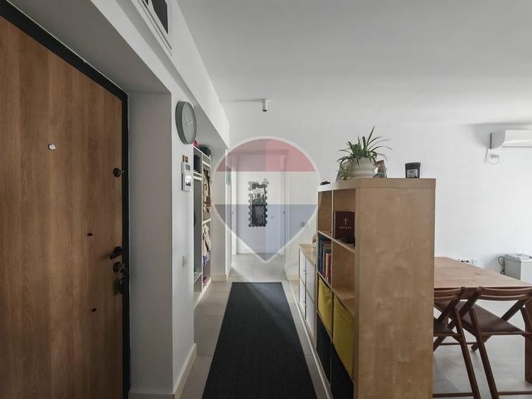 Apartament cu 3 camere semidecomandat, mobilat în Pipera