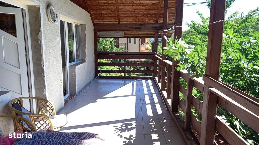 Casă cu 4 camere în Ostroveni