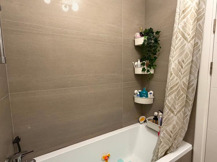 Apartament cu 3 camere decomandat în Sisești