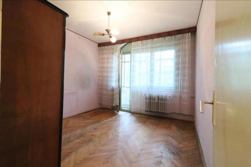 Apartament cu 3 camere decomandat în Podu Roș