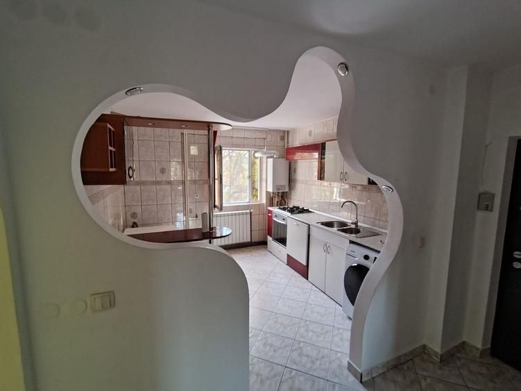 Apartament cu 3 camere semidecomandat, mobilat în Podu Roș