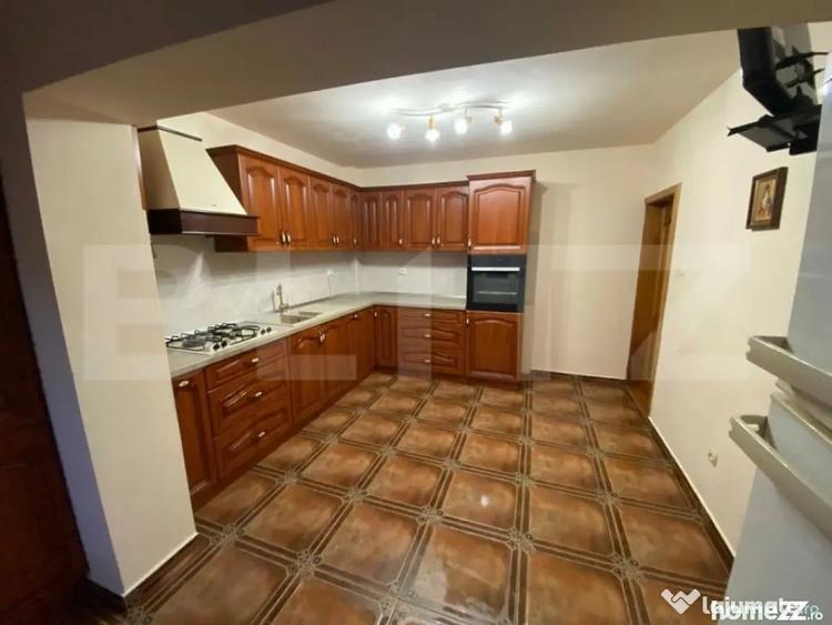 Casă cu 7 camere cu Teren 587 Mp în Valea