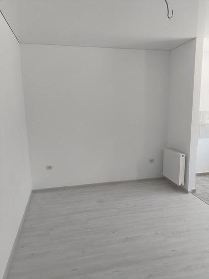 Garsonieră decomandată în Roșu
