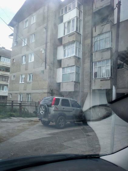 Apartament cu 3 camere semidecomandat în Broșteni