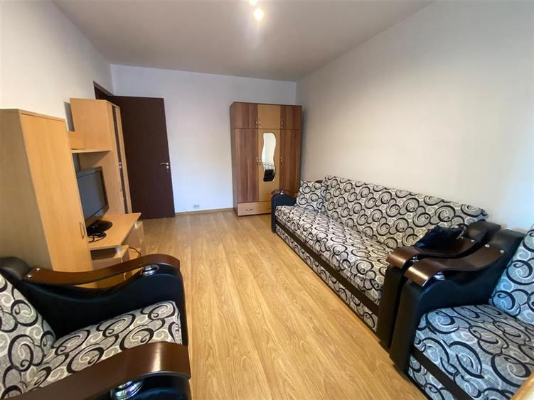 Apartament cu 2 camere decomandat în Podul de Fier