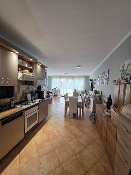 Apartament cu 3 camere în Vărșand
