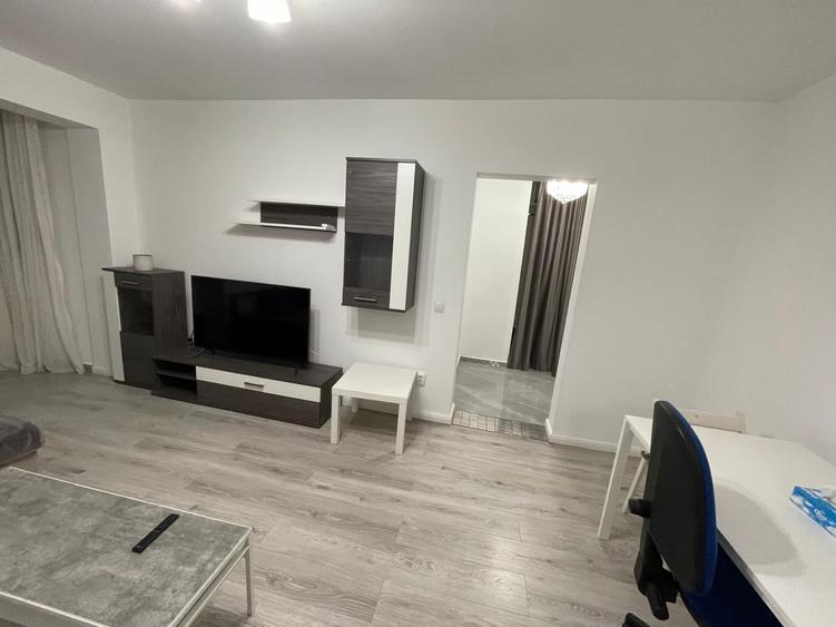 Apartament cu 2 camere semidecomandat, mobilat în P-ța Victoriei