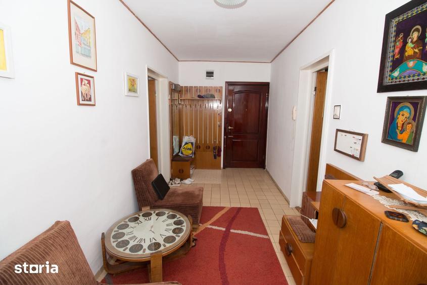Apartament cu 3 camere decomandat în Schei