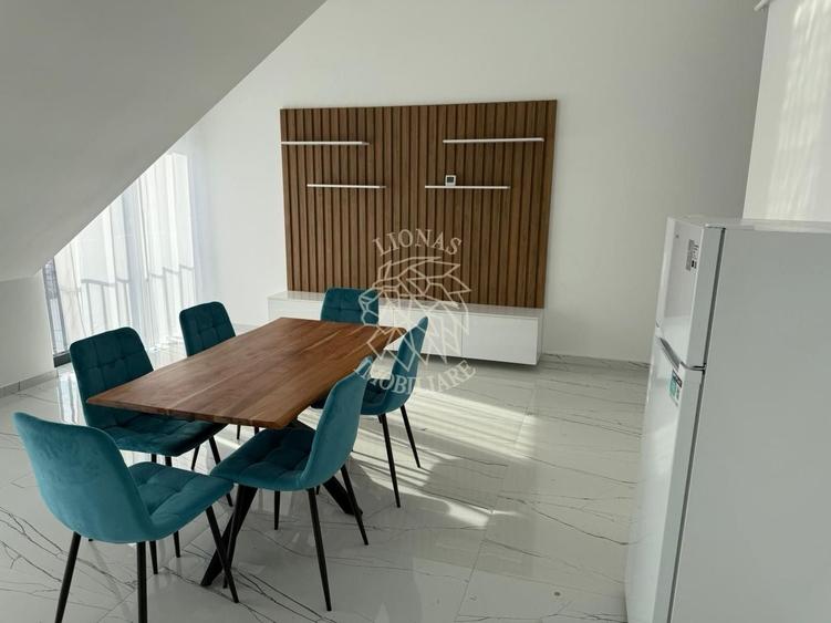 Apartament cu 4 camere decomandat, mobilat în Central