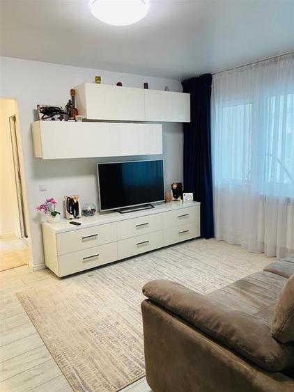 Apartament cu 3 camere semidecomandat, mobilat în Central