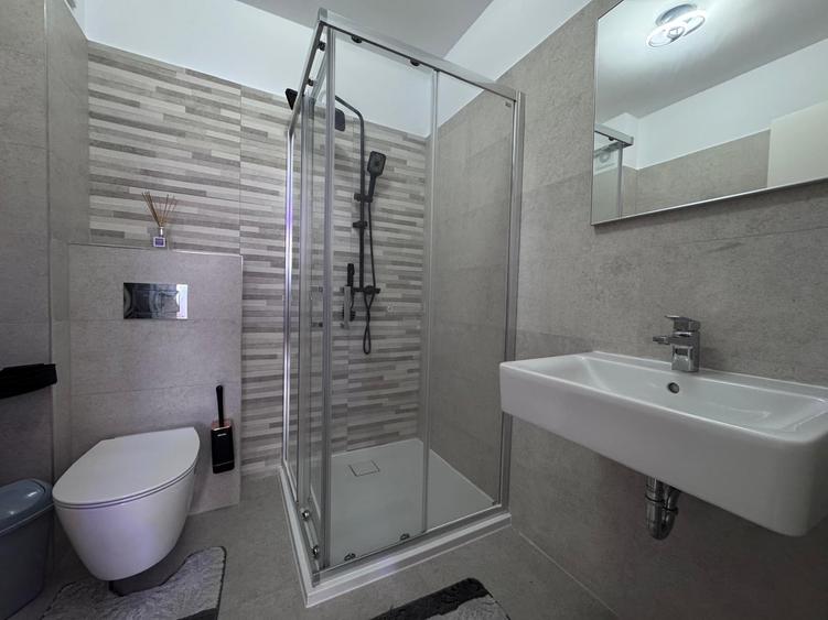 Apartament cu 3 camere decomandat, mobilat în Tractorul