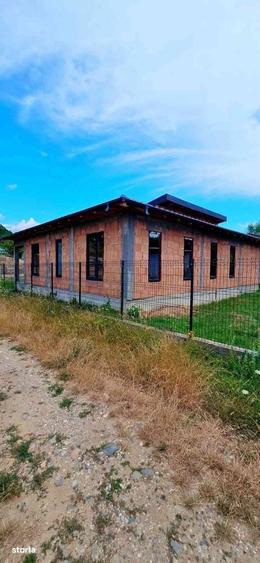 Casă cu 4 camere în Racovița